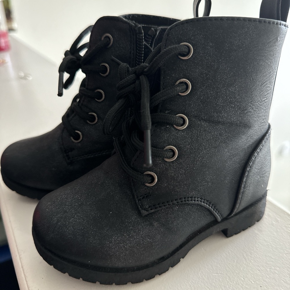 Toddler girls combat boots in good condition